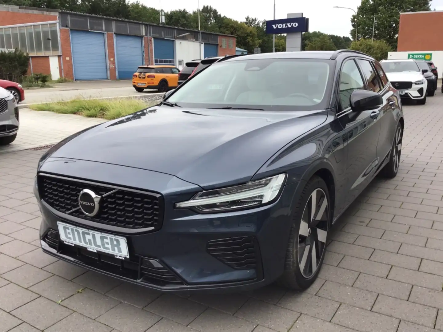 Volvo V60 T6 Plus Dark AWD Stdhzg. Licht-Paket Bleu - 2