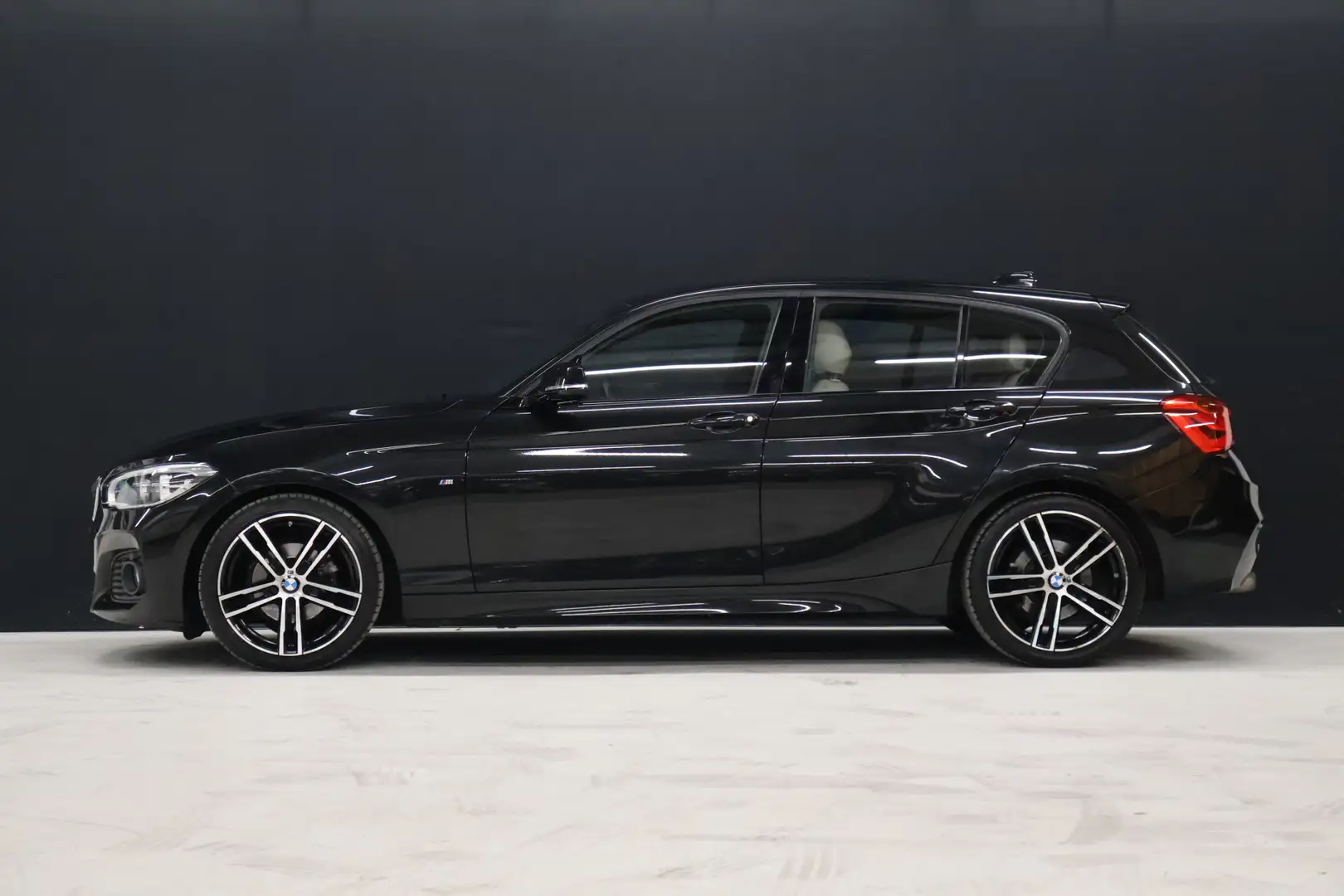 BMW 118 1-serie 118i M Sport [M-PAKKET, GROOT NAVIGATIE, C Black - 2