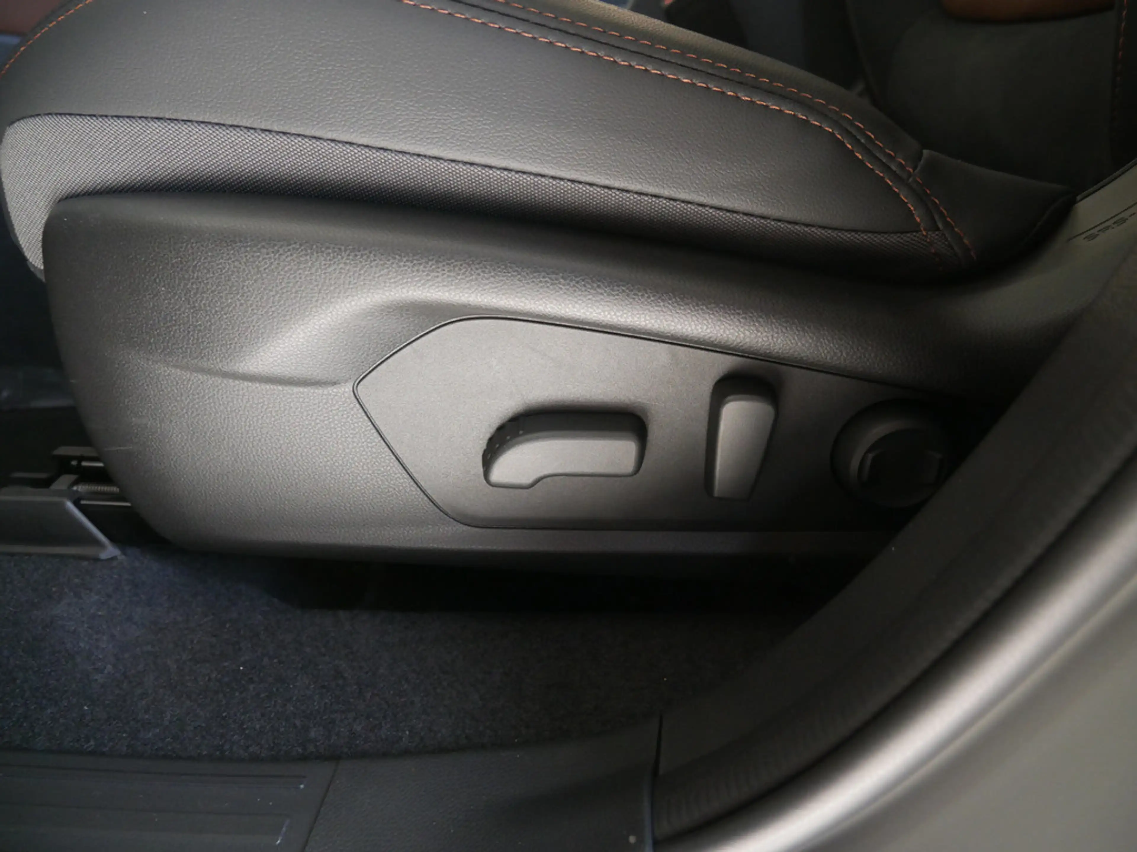 Subaru Forester 2.0ie Platinum H/K ACC LED PANO 360° — photo 14