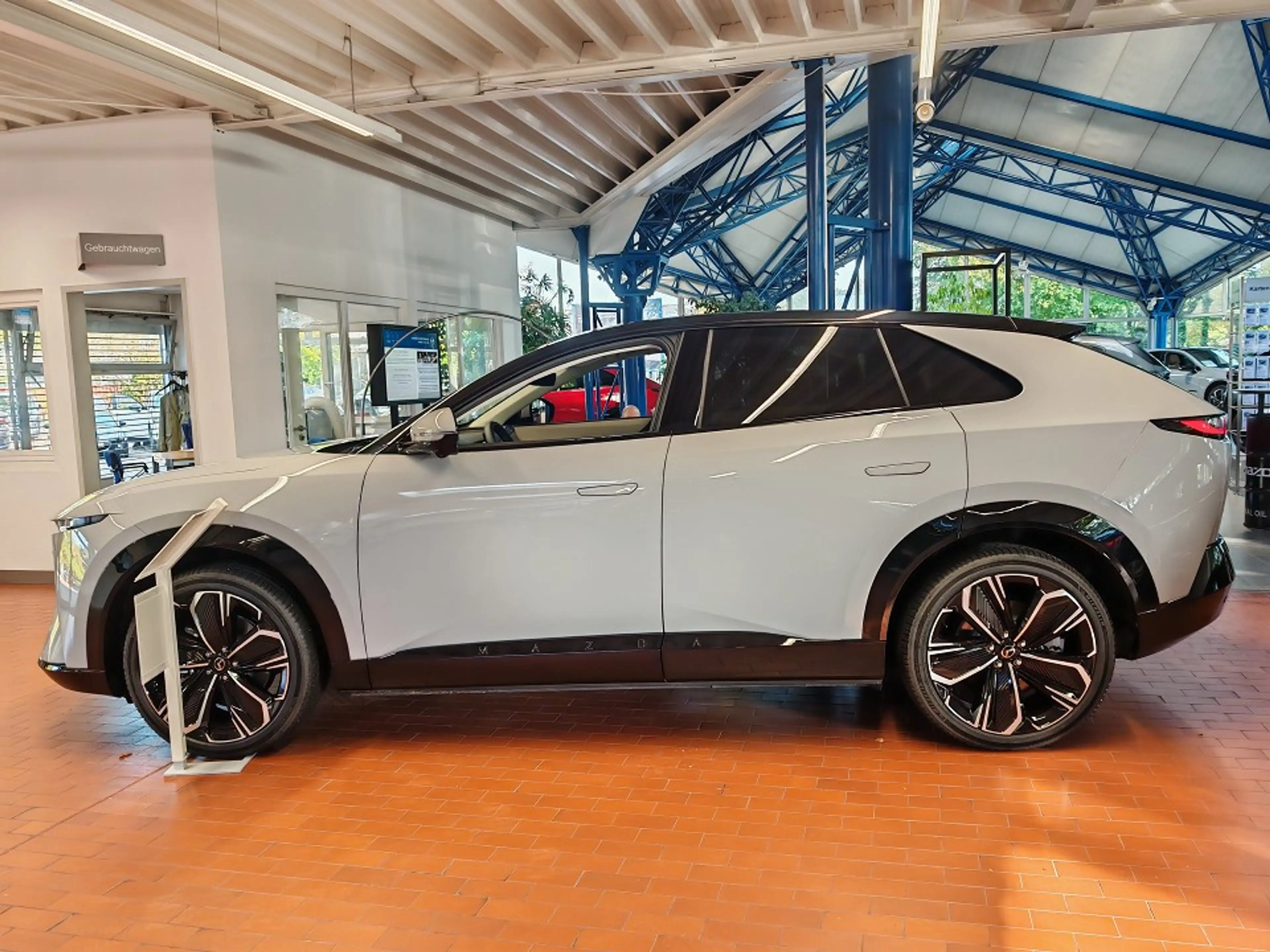 Mazda CX-6e EV 258ps — photo 11