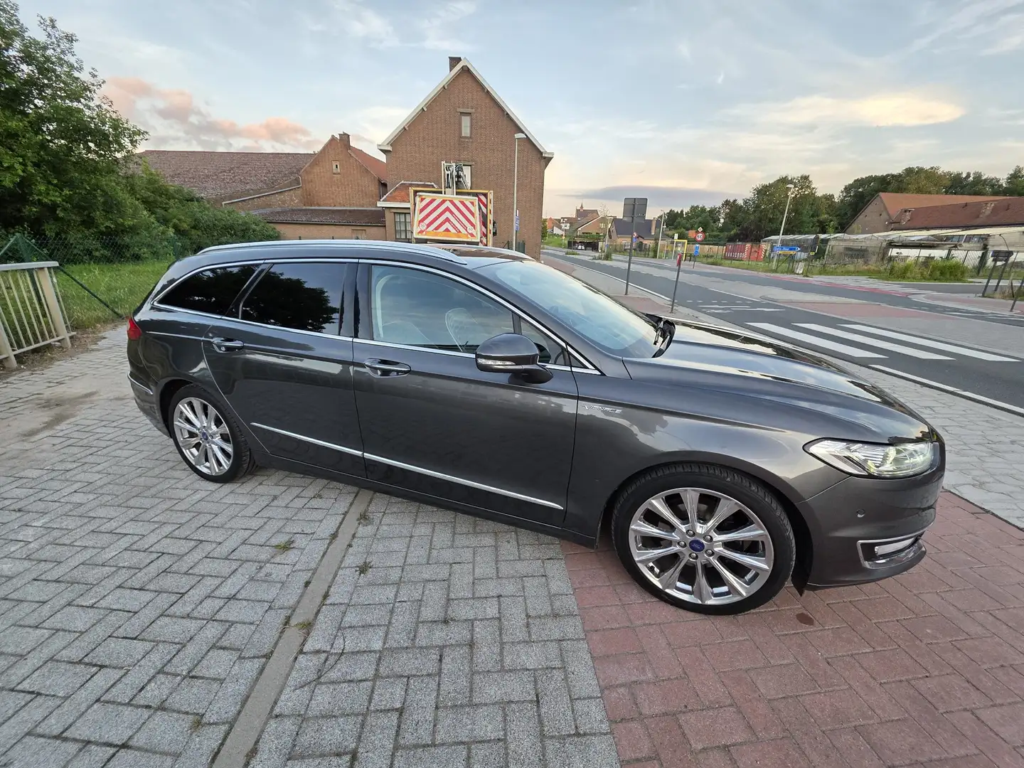 Ford Mondeo Turnier 2.0 TDCi Aut Vignal + garantie - 1