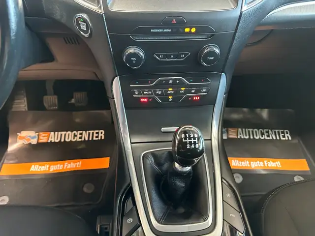 Ford Galaxy view 9