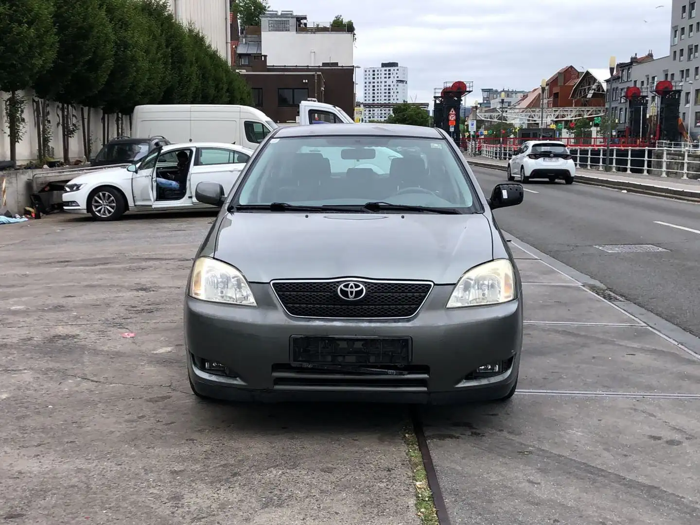 Toyota Corolla 1.4i VVT-i 16v Linea Sol Gris - 2