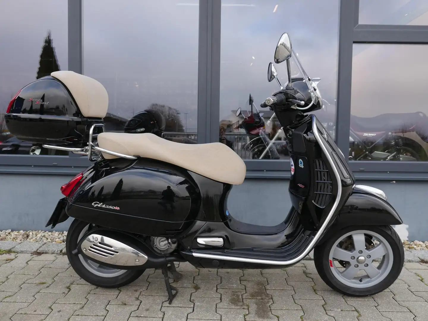 Vespa GTS 250 ABS - dt. Modell - 1. Hand - Topcase - 1
