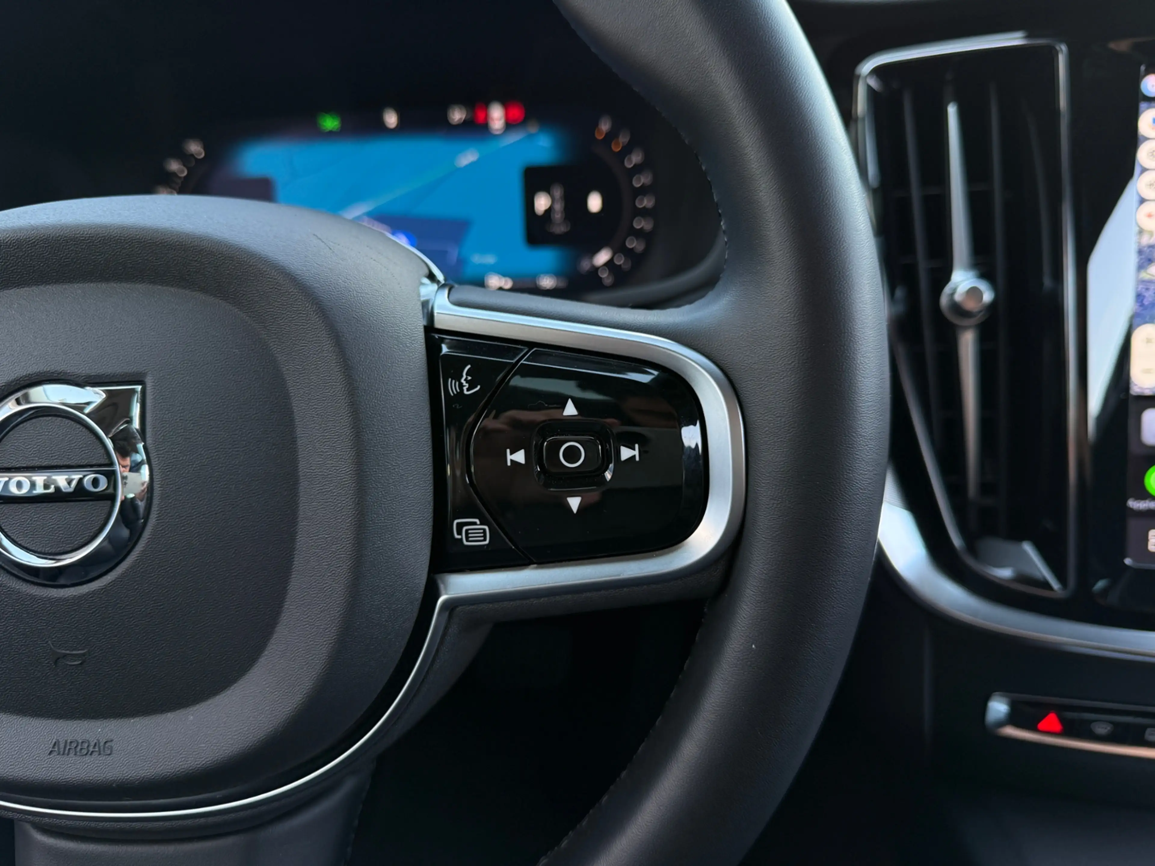 Volvo S60 Lim. Plus Dark PANO H/K LED 20" — photo 15