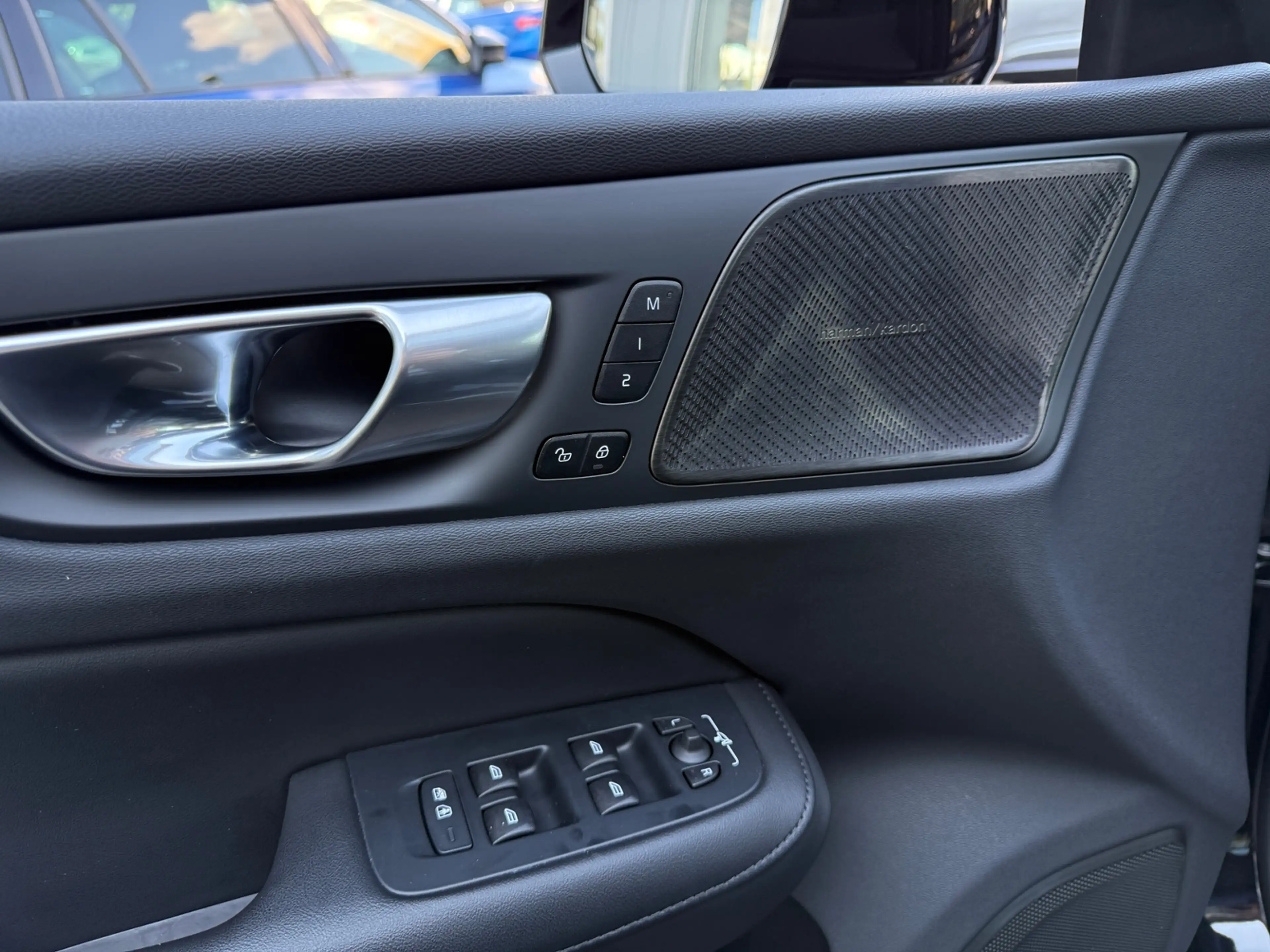 Volvo S60 Lim. Plus Dark PANO H/K LED 20" — photo 12