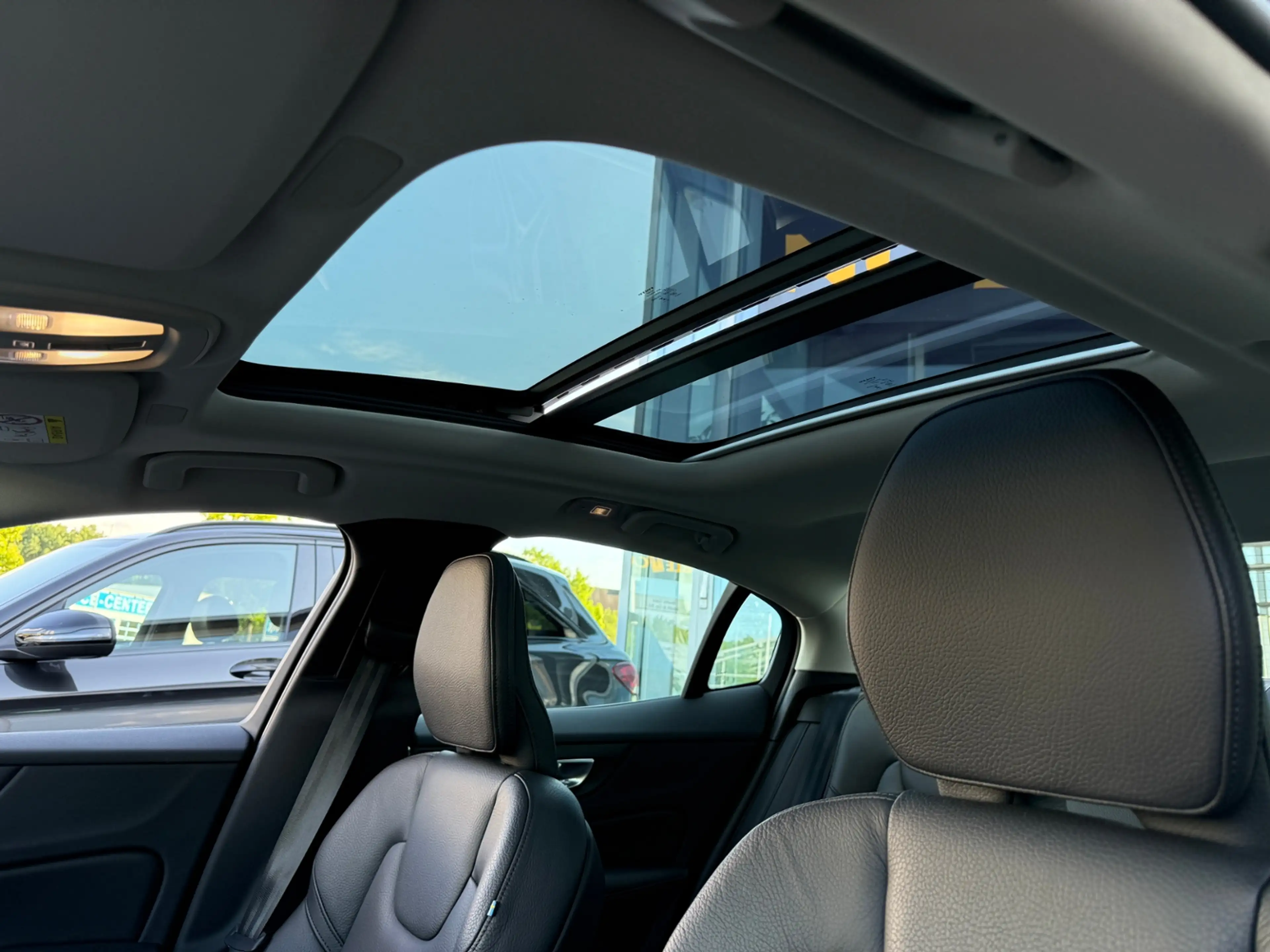 Volvo S60 Lim. Plus Dark PANO H/K LED 20" — photo 13