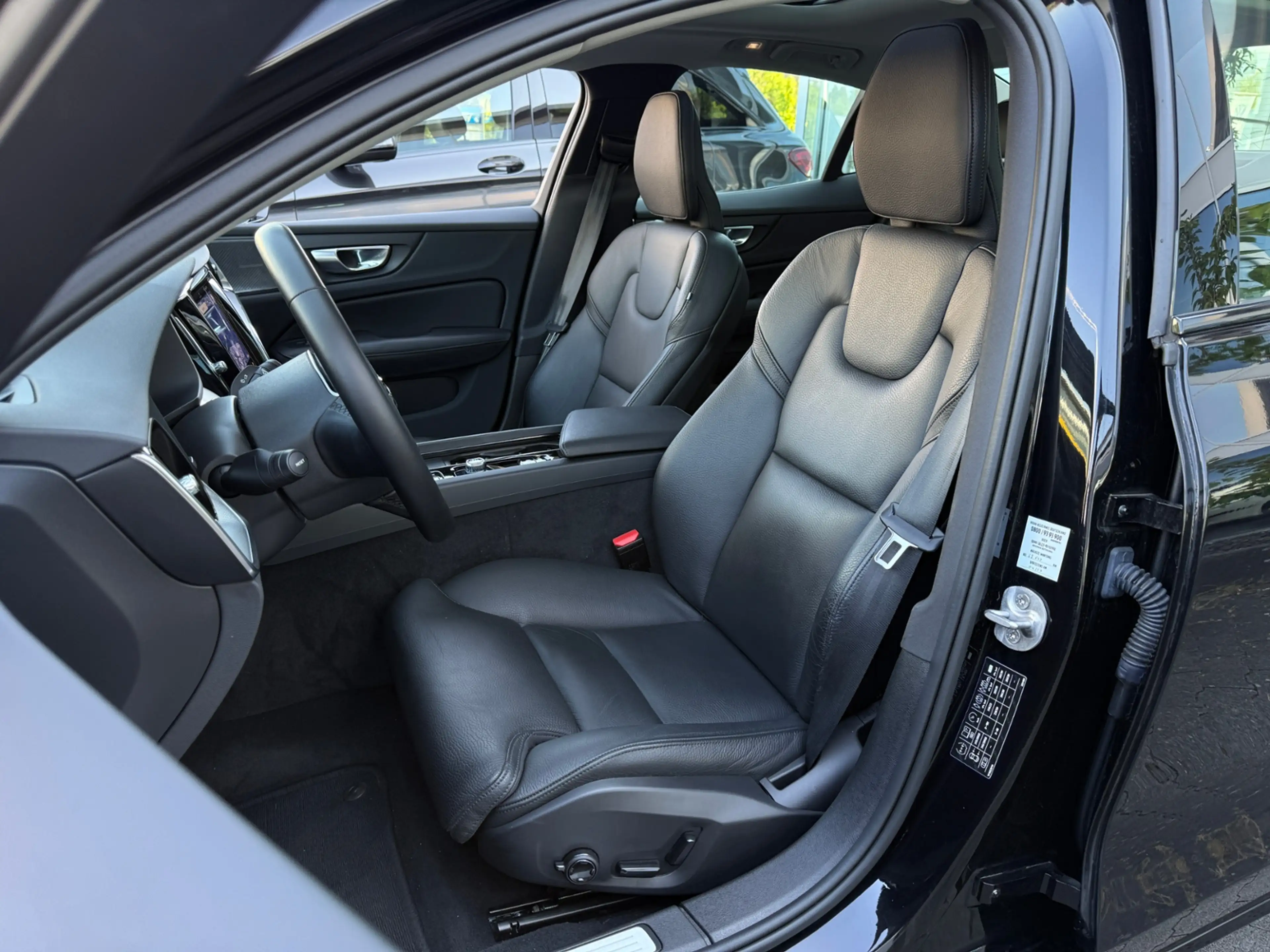 Volvo S60 Lim. Plus Dark PANO H/K LED 20" — photo 10