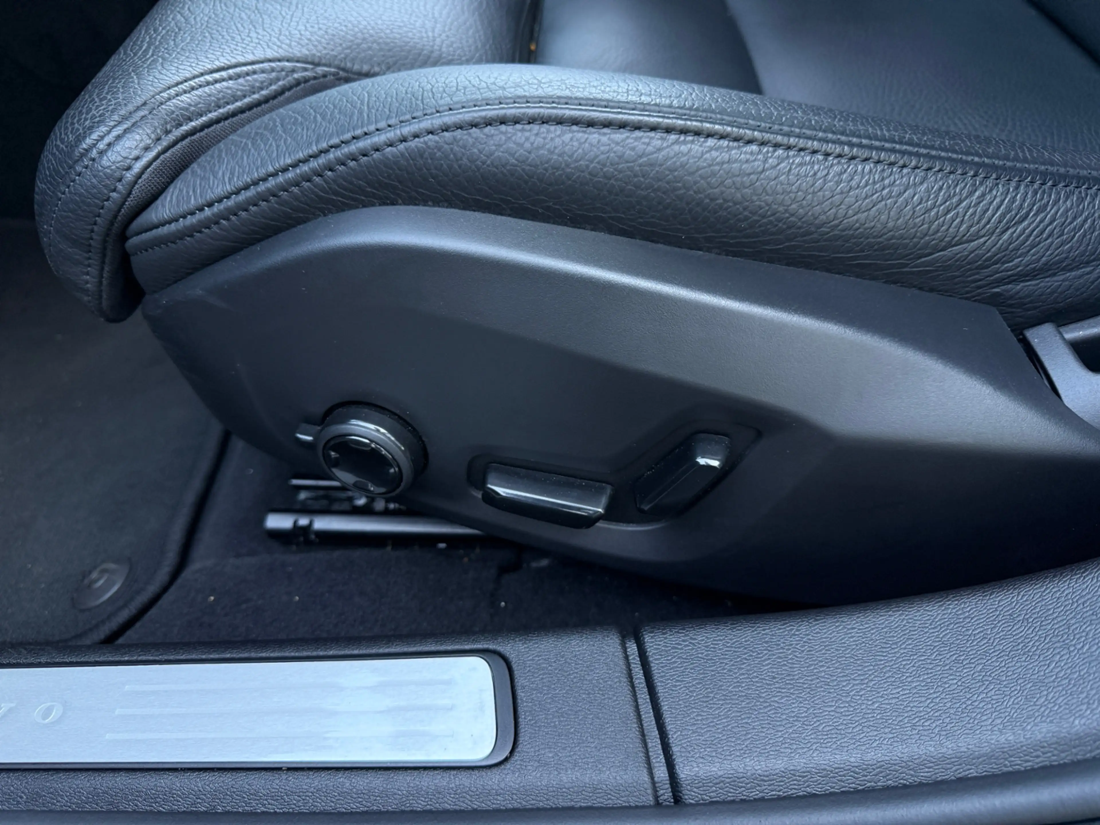 Volvo S60 Lim. Plus Dark PANO H/K LED 20" — photo 11