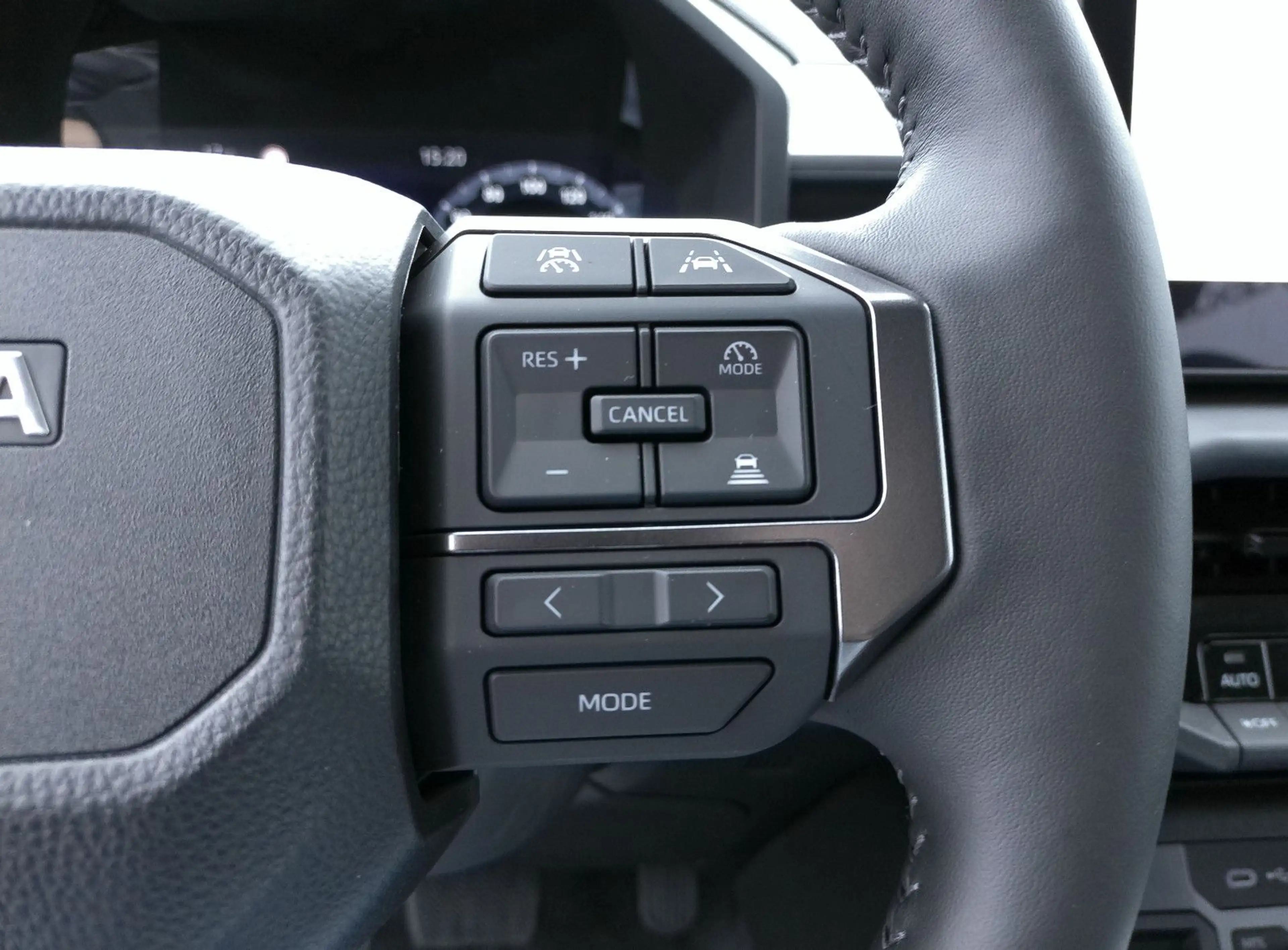 Toyota Hilux Double Cab Invincible — photo 13