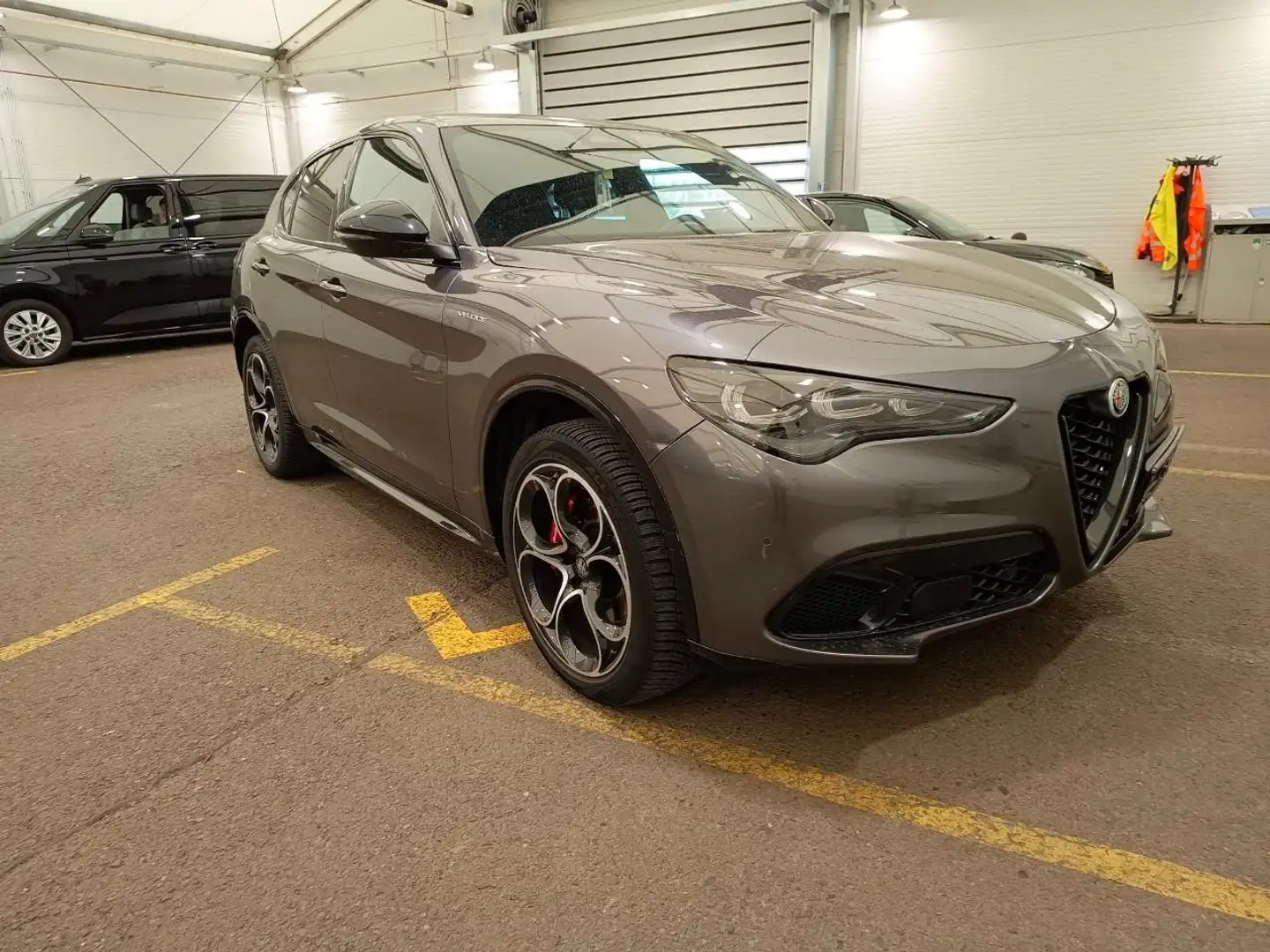 Alfa Romeo Stelvio Veloce Q4*LEDER*SOUNDSYSTEM*TECHNOLOGIE* Grau - 2