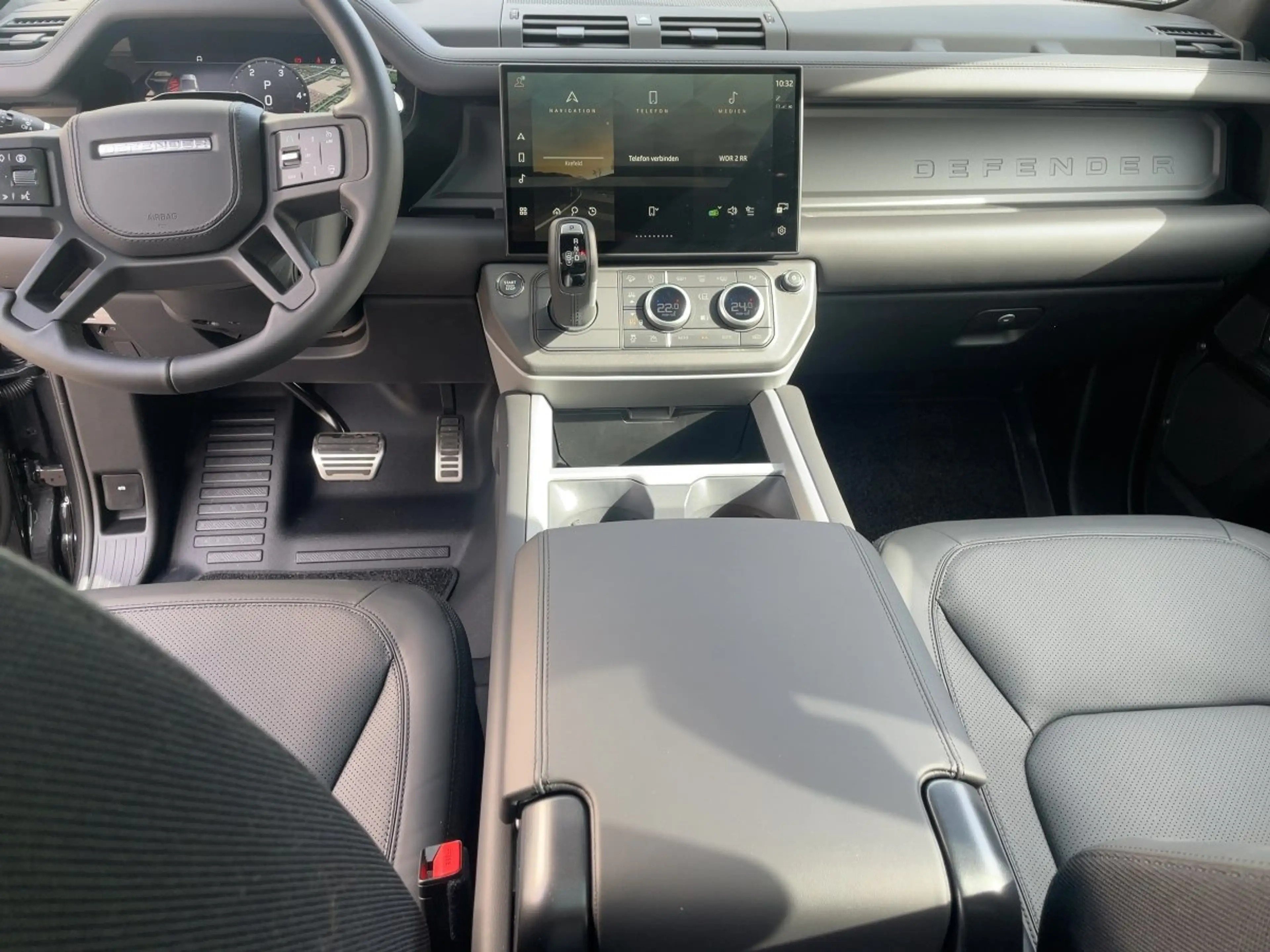 Land Rover Defender 110 D350 X 360-CAM ACC 22 Z AHK Luft — photo 11