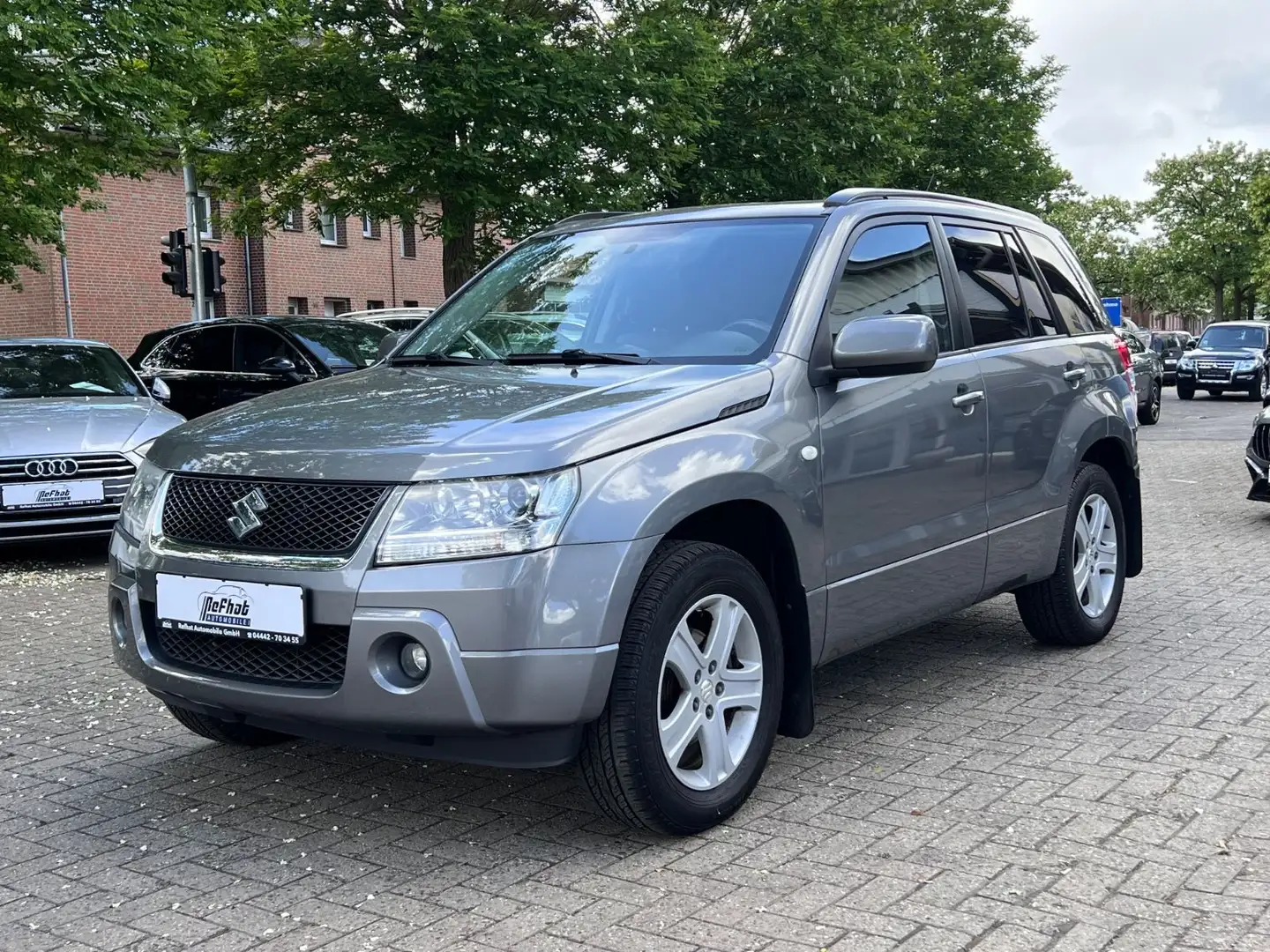 Suzuki Grand Vitara 2.0 Comfort+ Family Gris - 2