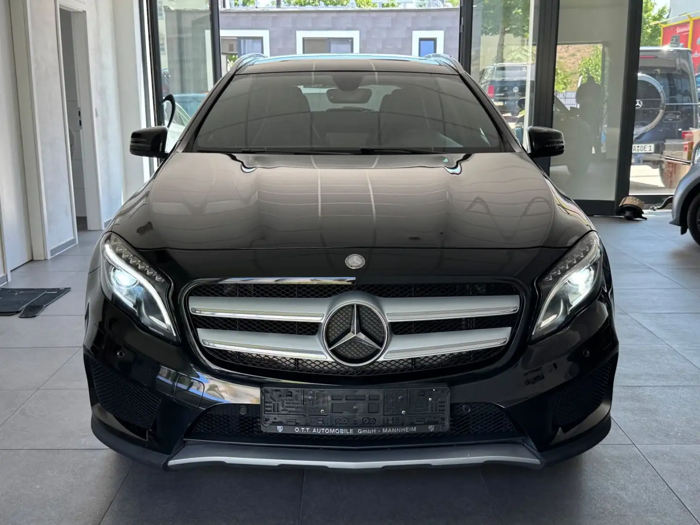 Mercedes-Benz GLA 200 d-AMG Line-Carbon-Panorama-BiXenon-Navi- Noir - 2