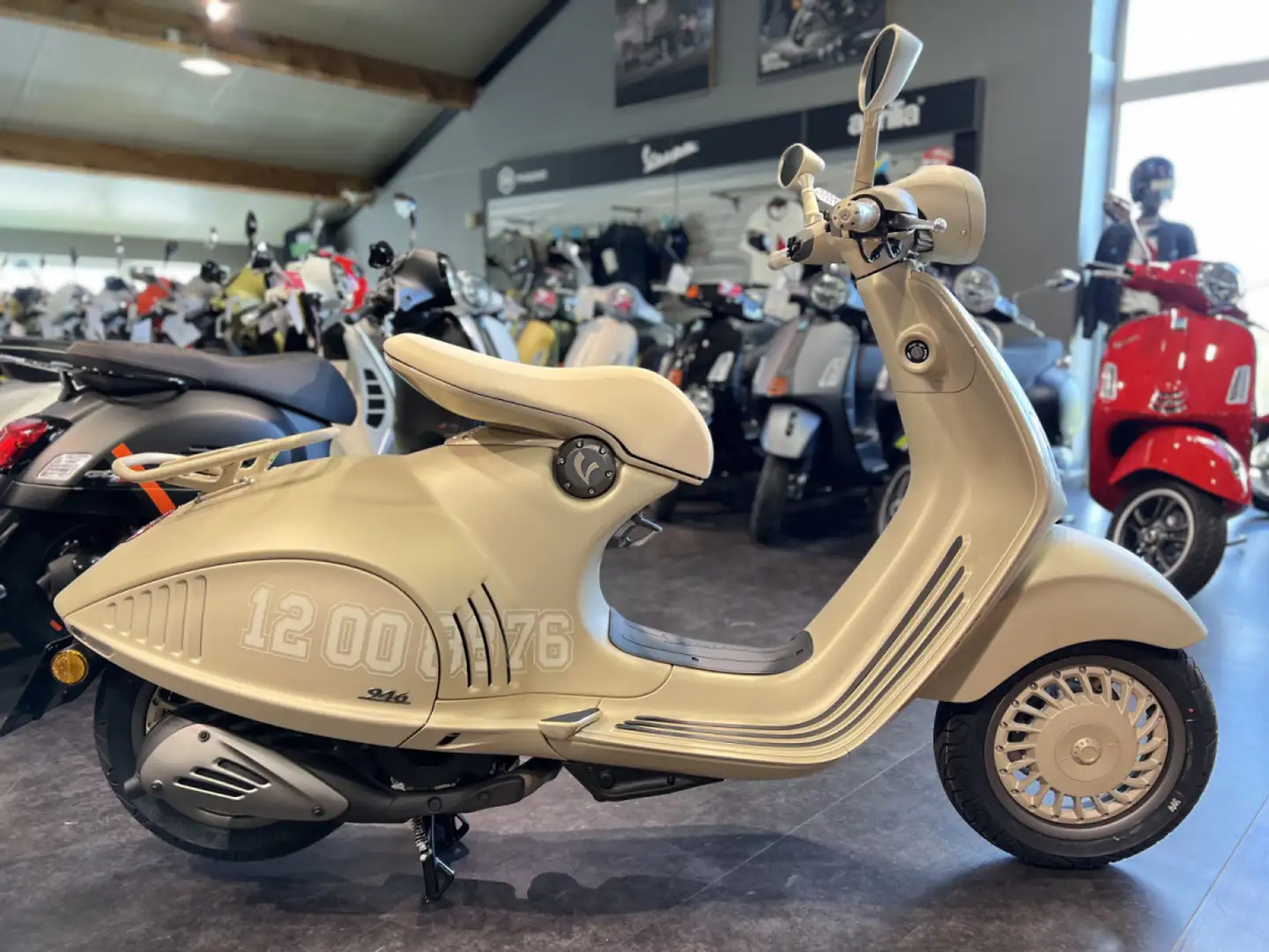 Vespa 946 DRAGON Bej - 1