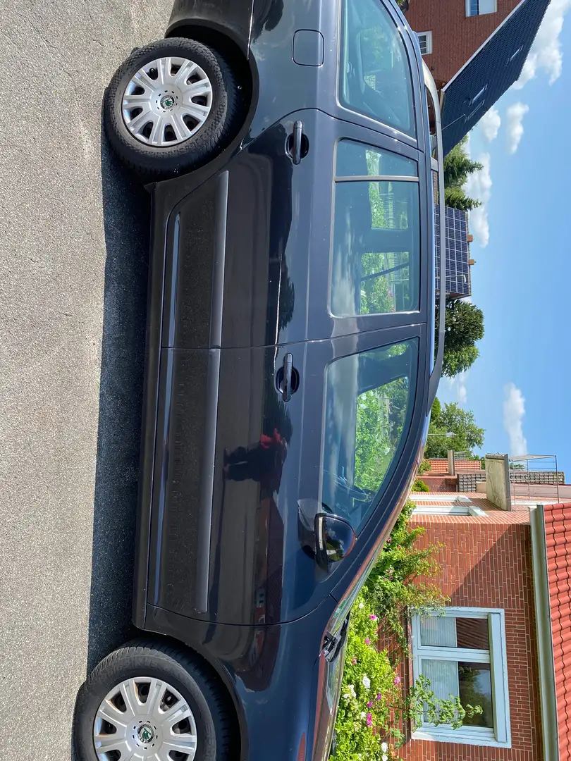 Skoda Octavia Combi 1.6 TDI DPF Ambition Schwarz - 2