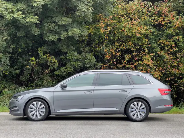 Skoda Superb view 6