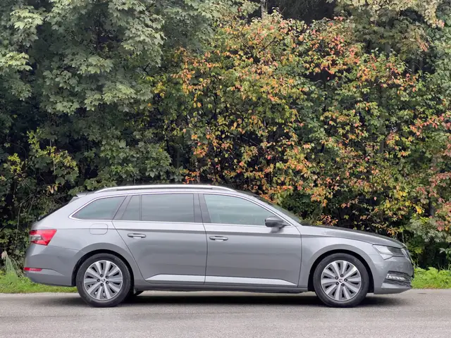 Skoda Superb view 3