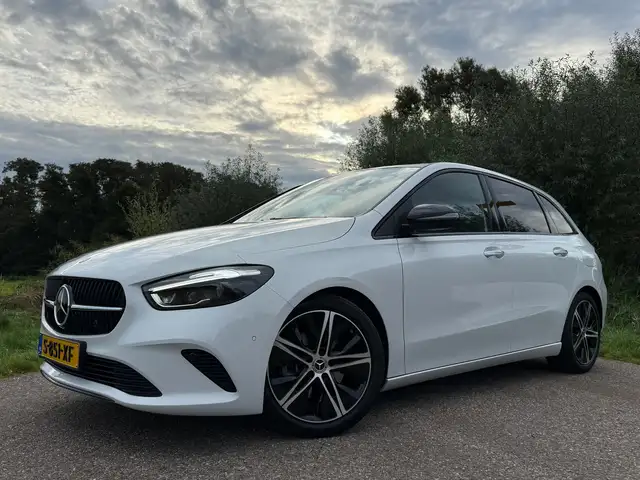 Mercedes-Benz B 180 Luxury Line Automaat | Panoramadak | Leder | Camer
