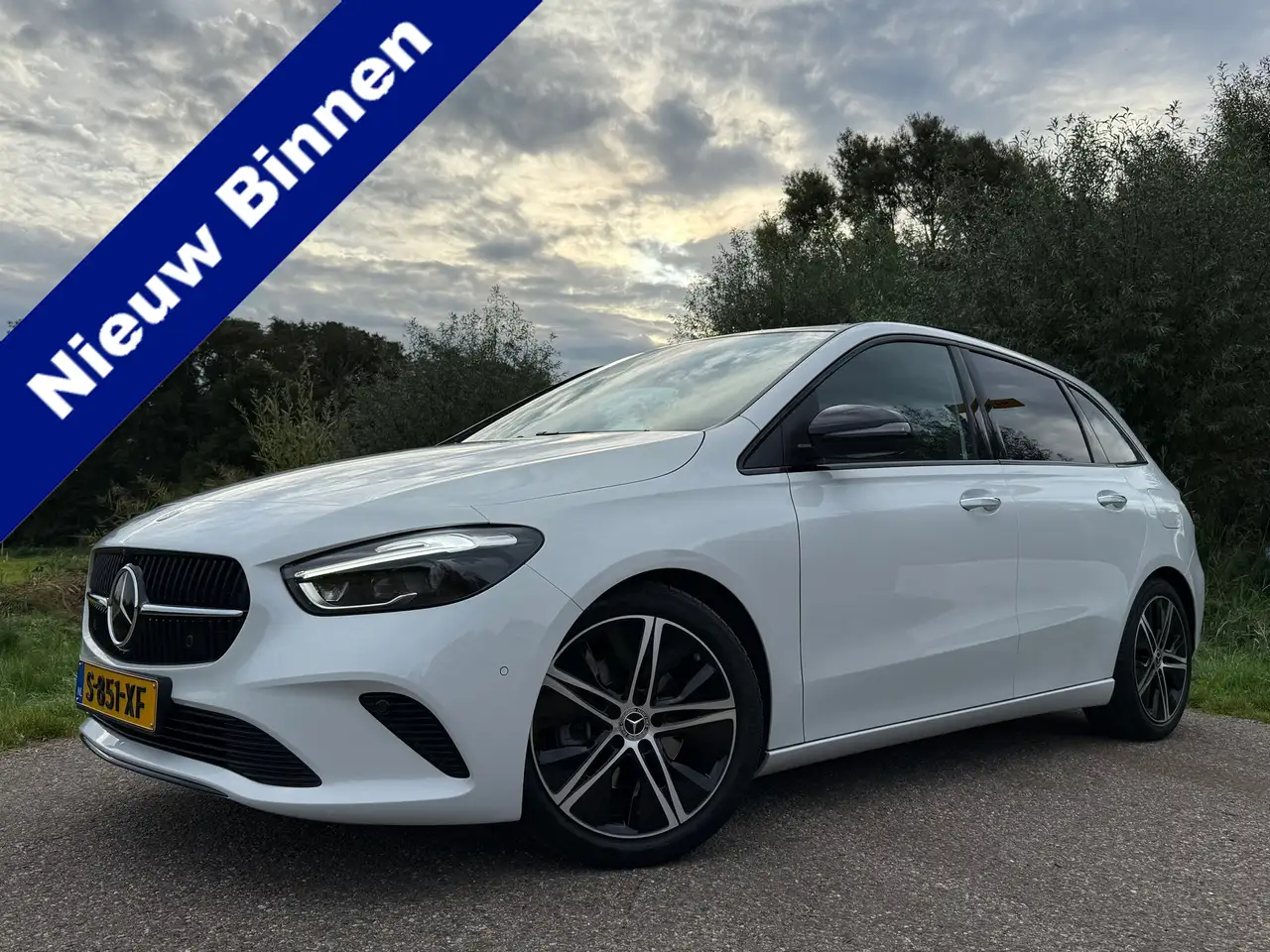 Mercedes-Benz B 180