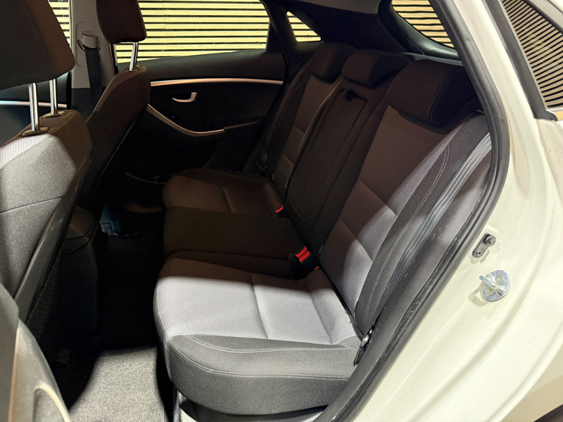 Hyundai i30 1.6 GDI Go! | Camera | Navi | Bluetooth | NAP — photo 11