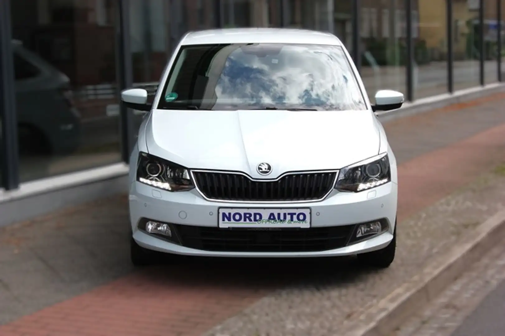 Skoda Fabia Combi 1.2 JOY Autom. Navi/Pdc/Tempo Weiß - 2