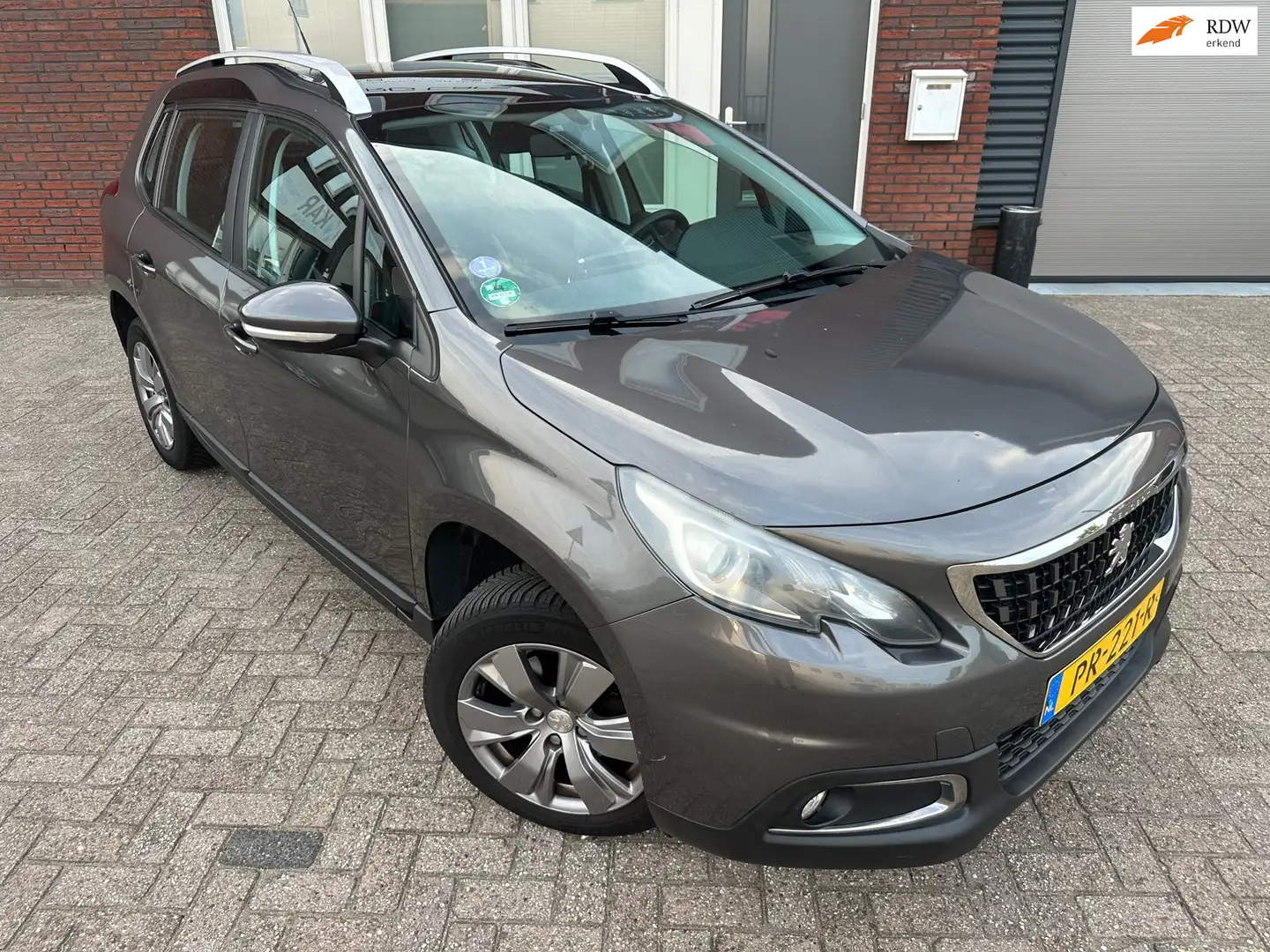 Peugeot 2008 1.2 PureTech Blue Lion / Pano / Navi / PDC / Cruis Grijs - 1