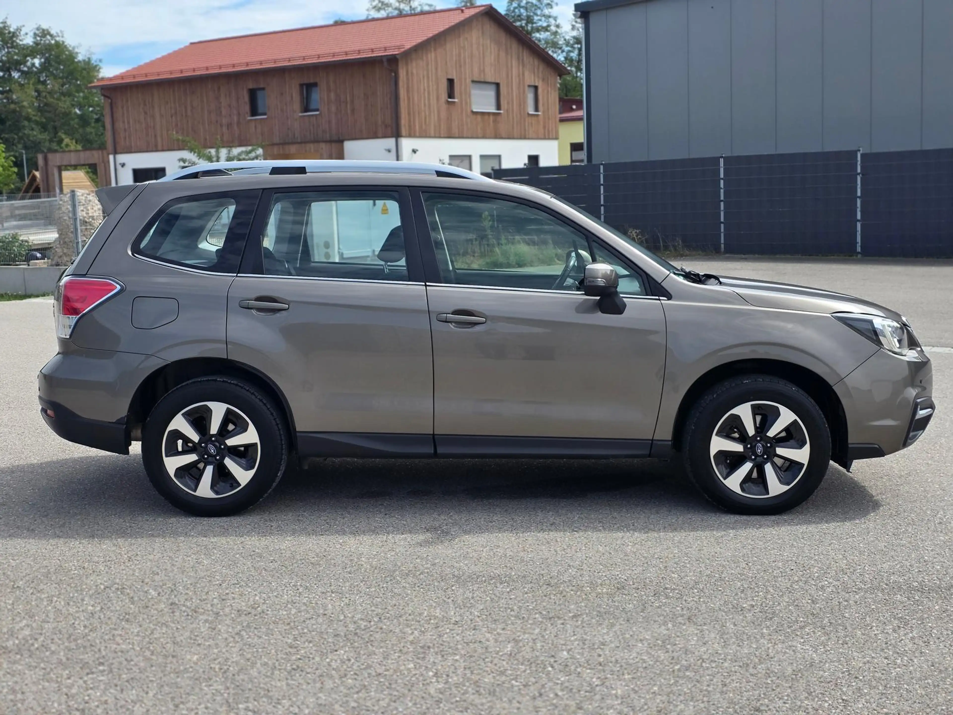 Subaru Forester 2.0/Kamera/Service Neu/8-Fach bereift — photo 8
