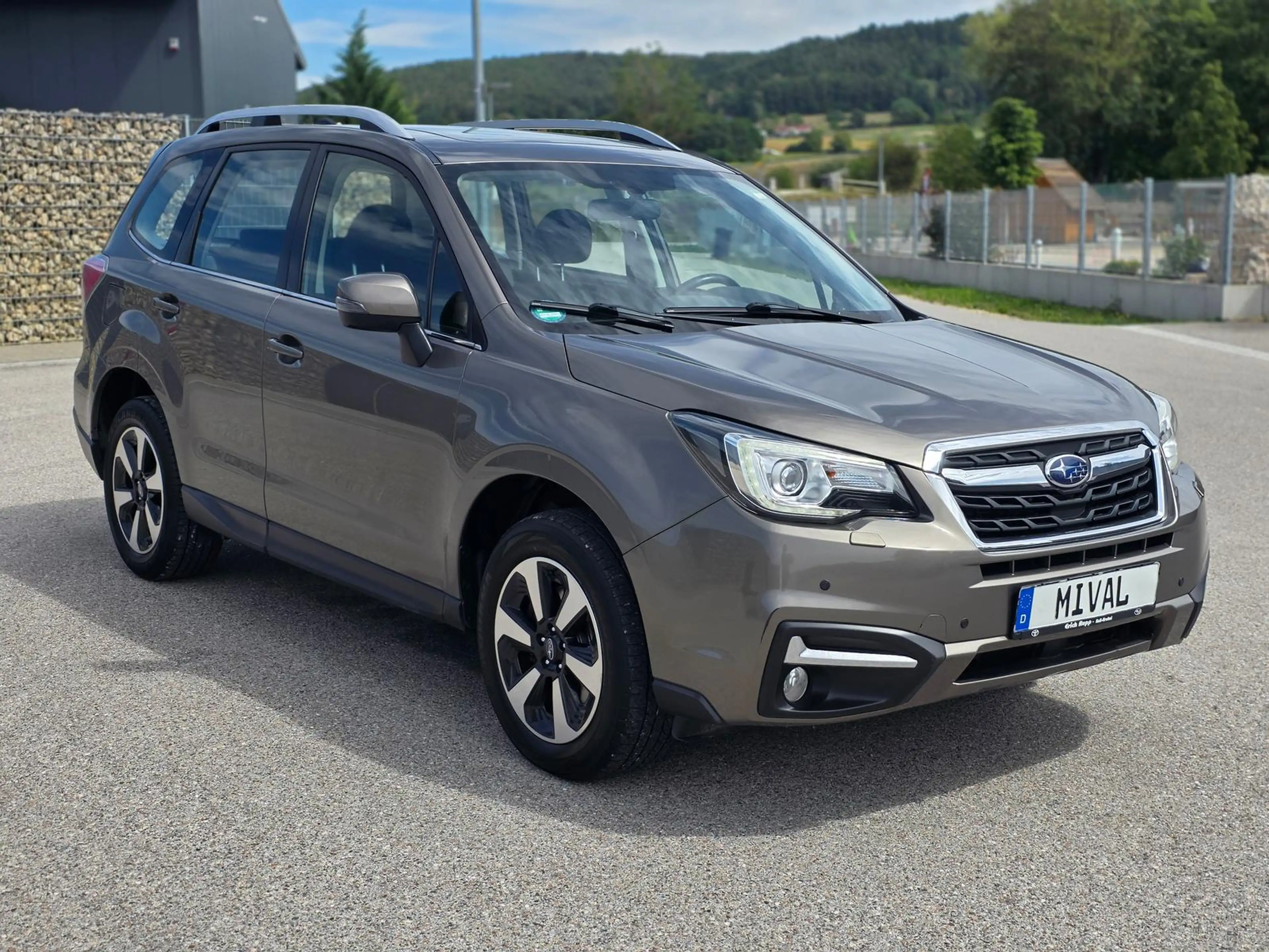 Subaru Forester 2.0/Kamera/Service Neu/8-Fach bereift