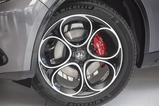 Alfa Romeo Stelvio Veloce 2,0 16V 280 AT8 Q4 Ansicht 4