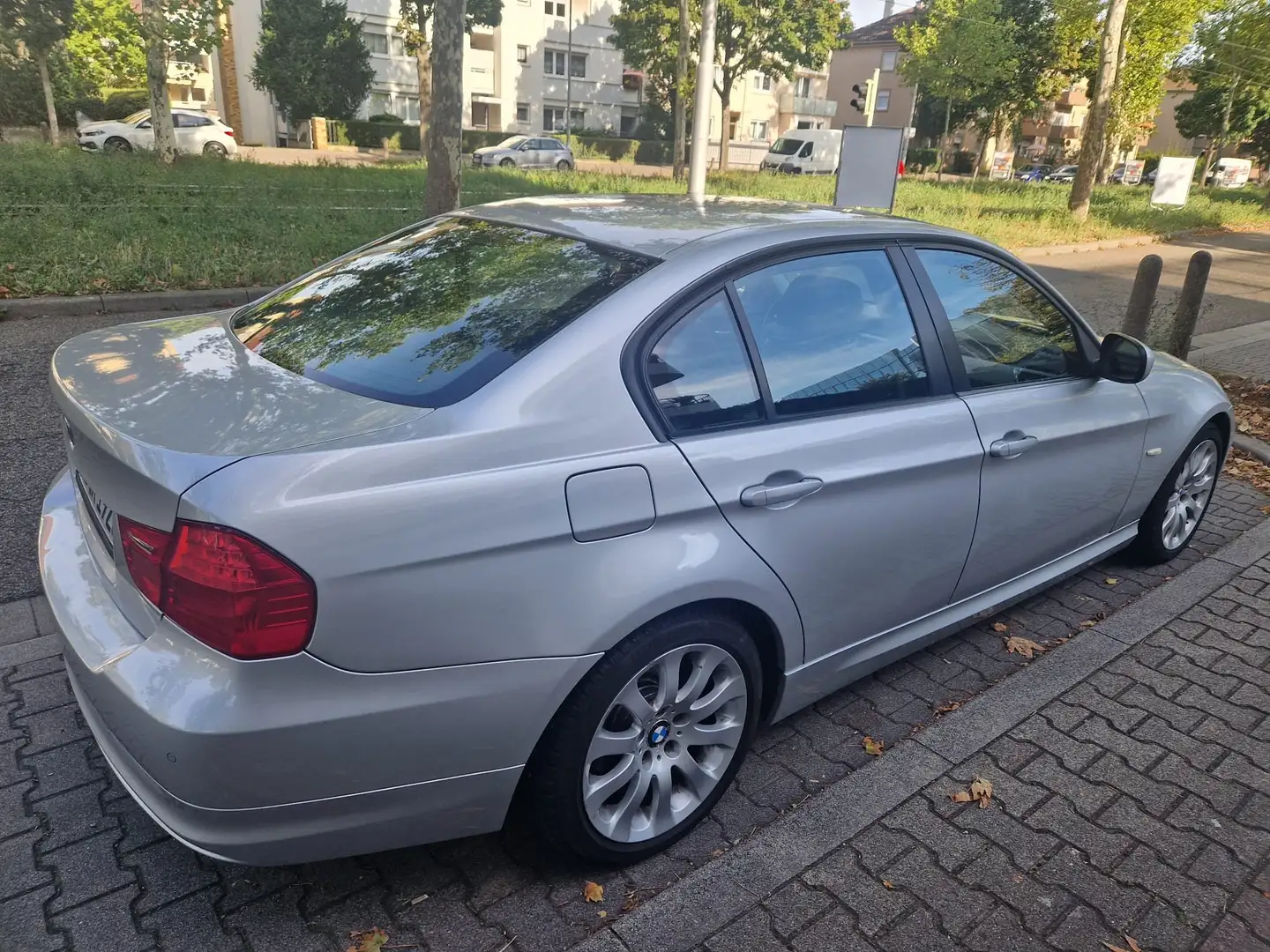 BMW 318 3er 318i Aut. Stříbrná - 2