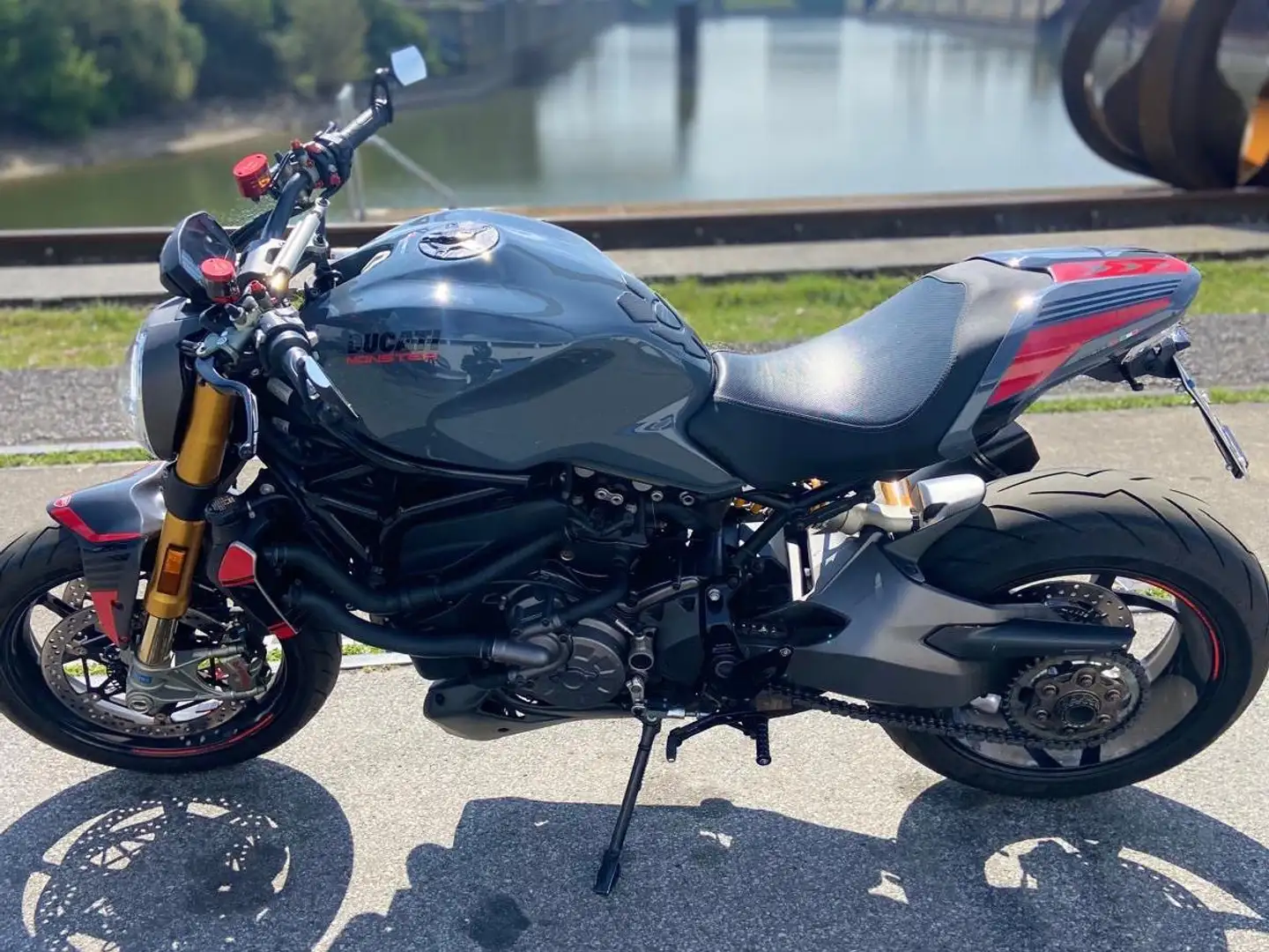 Ducati Monster 1200 Šedá - 1