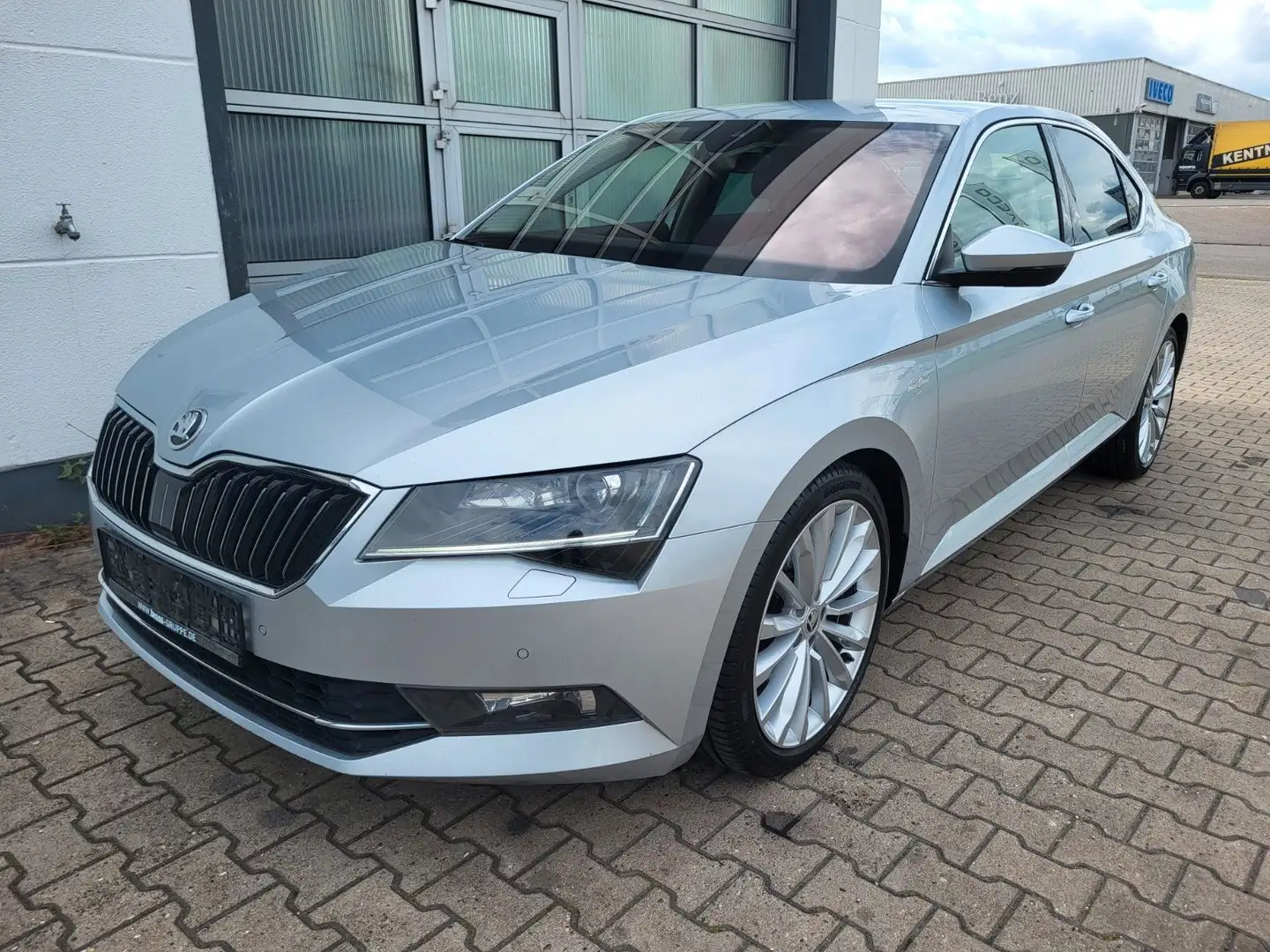 Skoda Superb Limo LuK 2,0TDI DSG Leder/AHK/HiFi/1.Hd Silber - 1