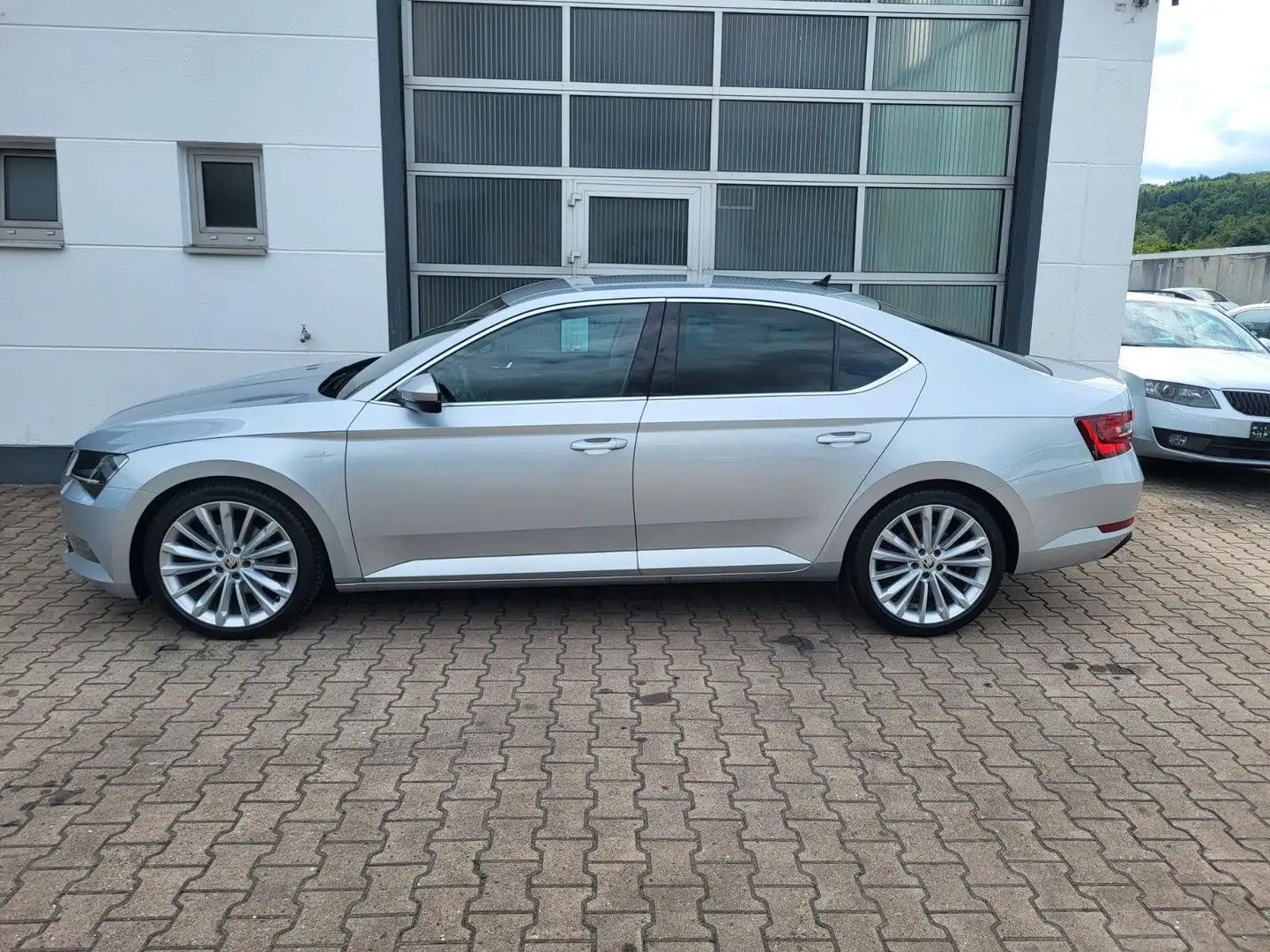Skoda Superb Limo LuK 2,0TDI DSG Leder/AHK/HiFi/1.Hd Silber - 2