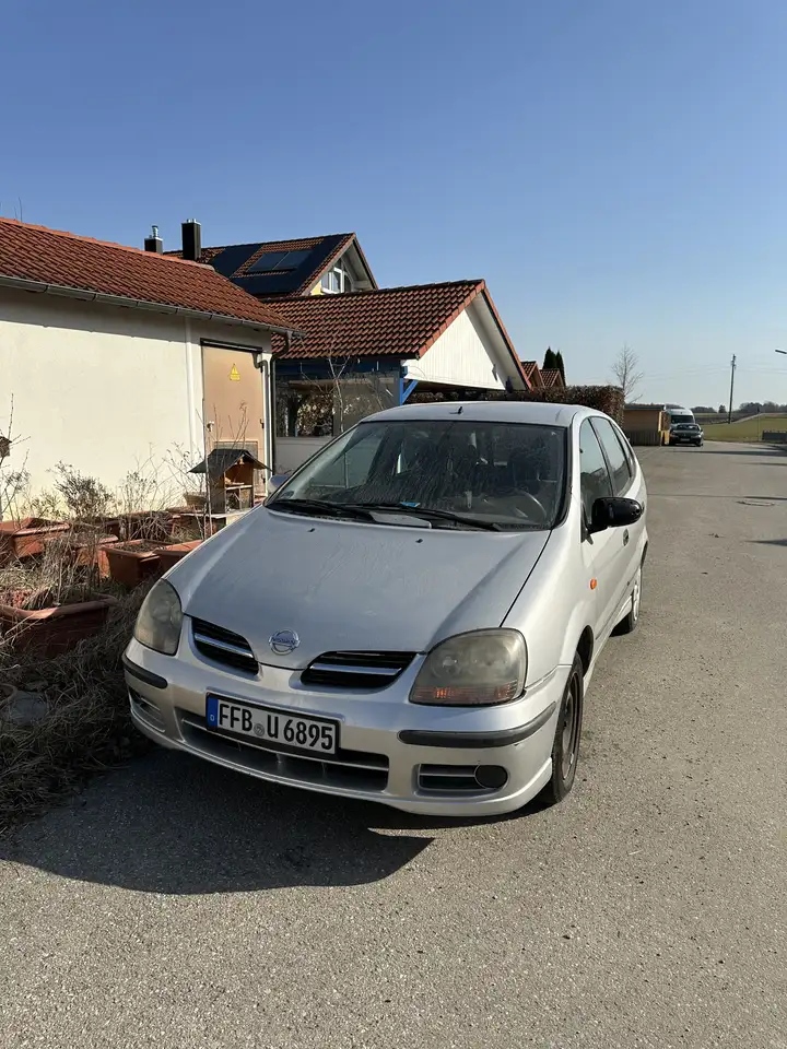 Nissan Almera Tino