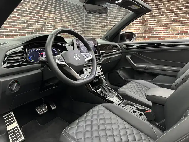 Volkswagen T-Roc view 3