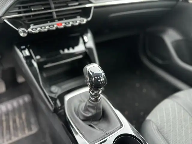 Peugeot 208 view 18