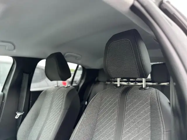 Peugeot 208 view 11