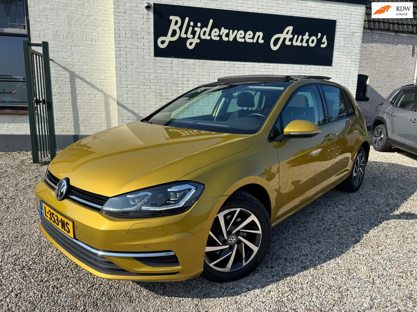 Volkswagen Golf 1.5 TSI Highline Business R SOUND | PanoDak | LED Geel - 1