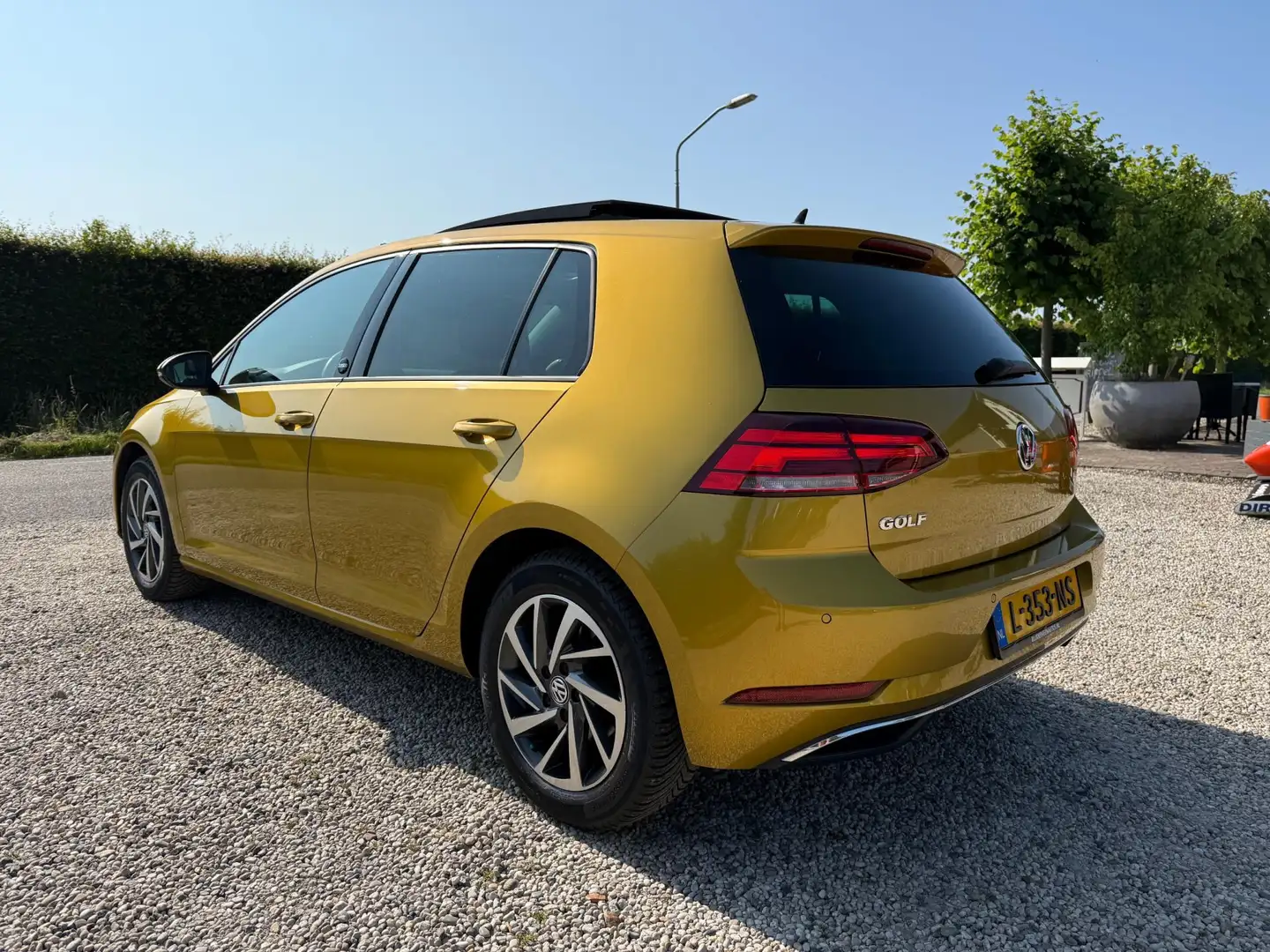 Volkswagen Golf 1.5 TSI Highline Business R SOUND | PanoDak | LED Geel - 2