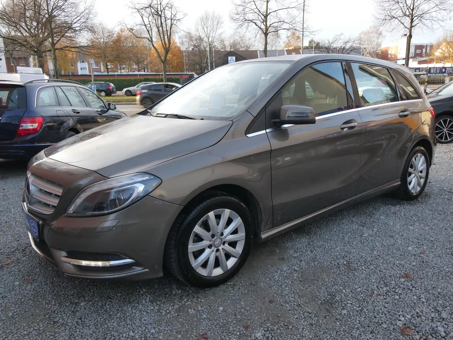 Mercedes-Benz B 180 7G SPORT PAKET 1.Hand TÜV11/2027 Braun - 1