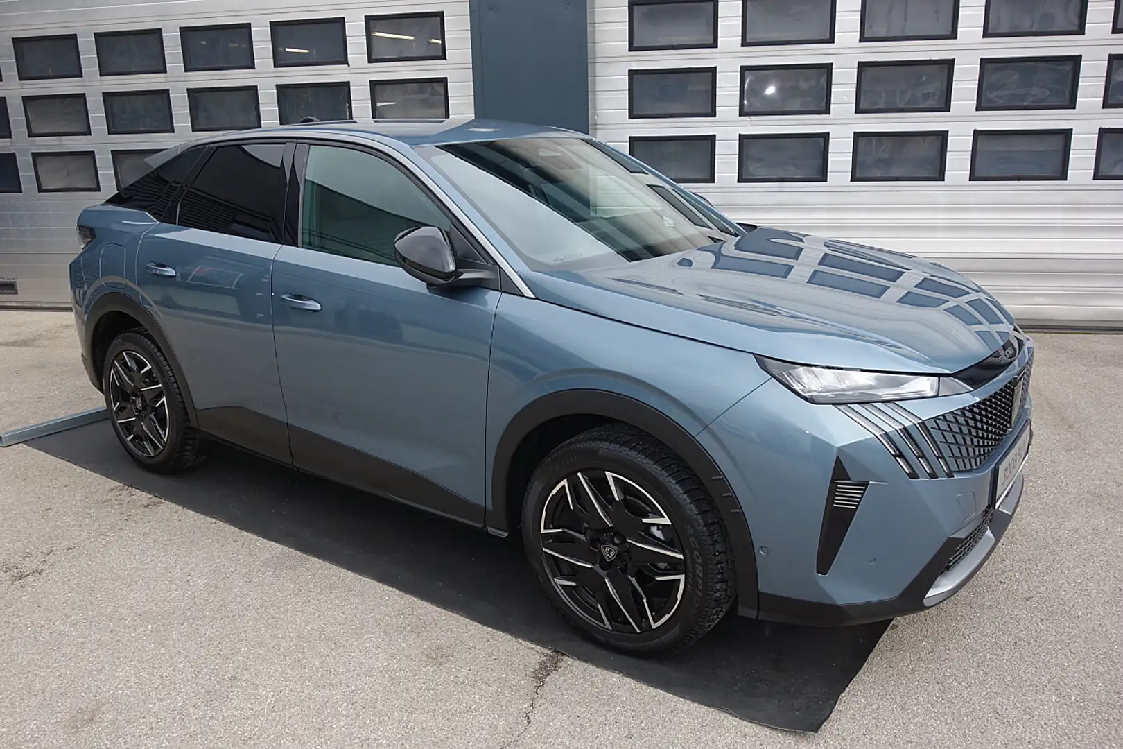 Peugeot 3008 Hybrid 145 e-DCS6 Allure Grau - 1