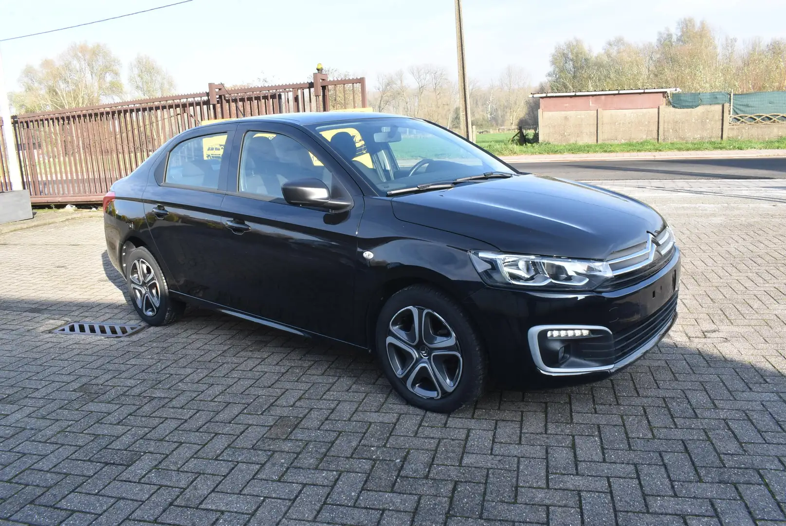 Citroen C-Elysée 1.2i Shine Airco/GPS **12M GARANTIE** 46.000KM!! Noir - 2