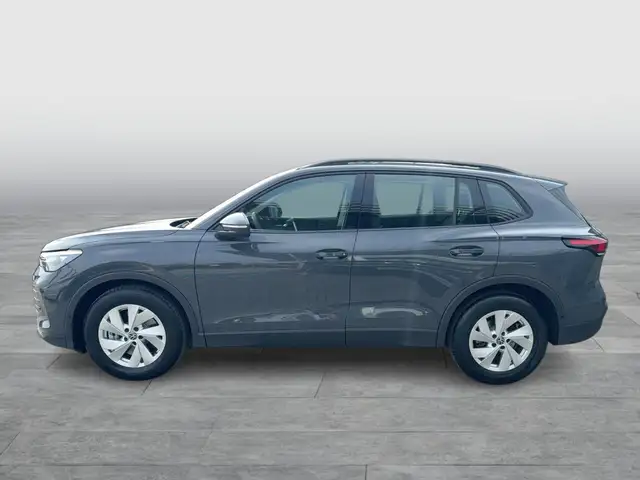 Volkswagen Tiguan view 3