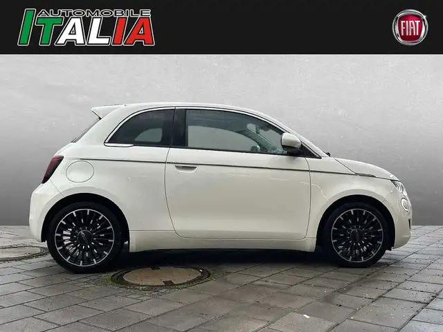Fiat 500e view 3