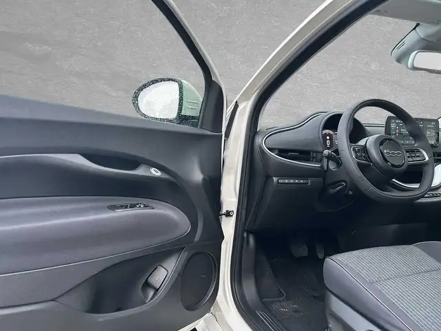 Fiat 500e view 5
