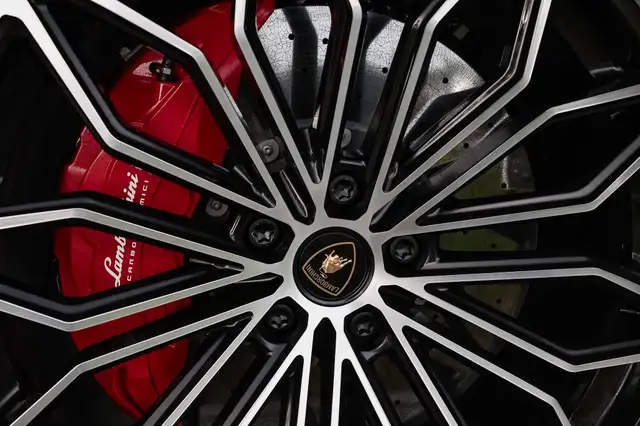 Lamborghini Urus view 3