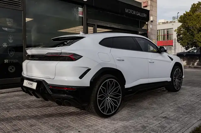 Lamborghini Urus view 7