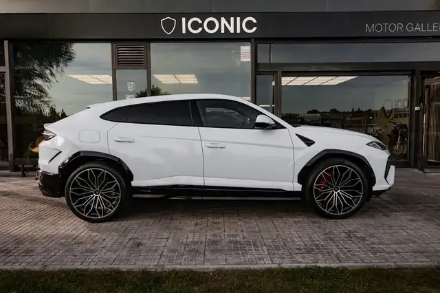 Lamborghini Urus view 6