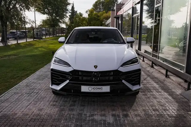 Lamborghini Urus view 4